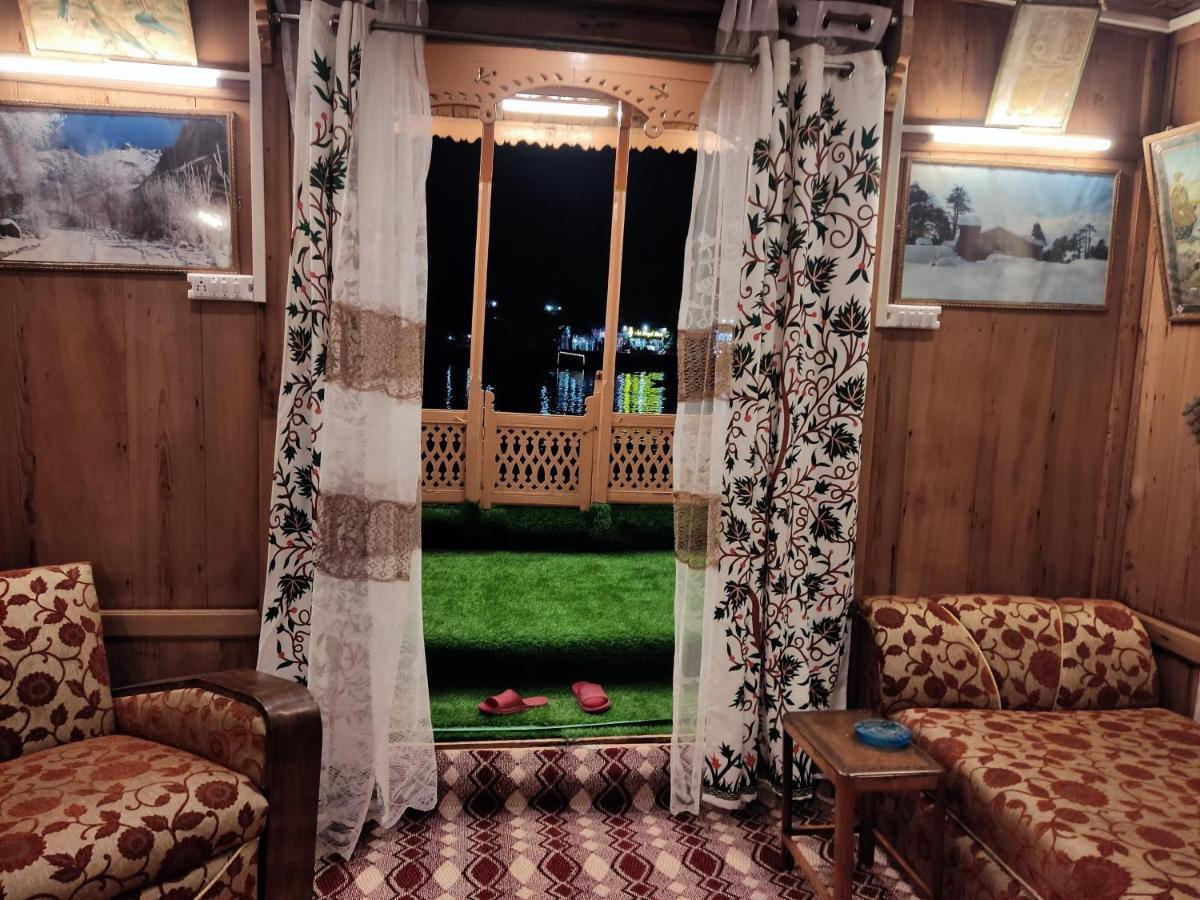 Houseboat Young Balmoral Castle Srīnagar Esterno foto