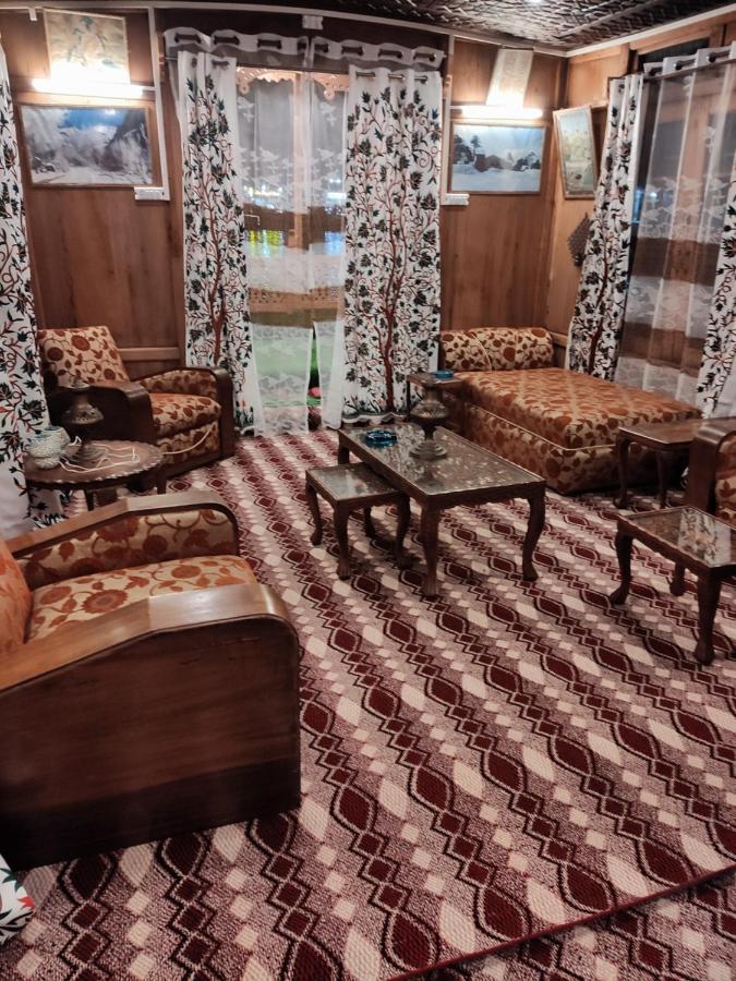 Houseboat Young Balmoral Castle Srīnagar Esterno foto