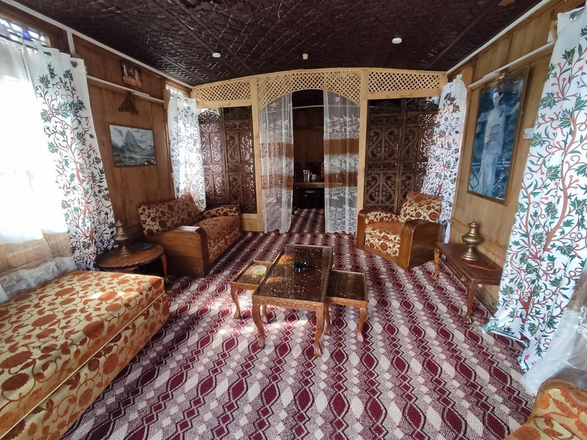 Houseboat Young Balmoral Castle Srīnagar Esterno foto